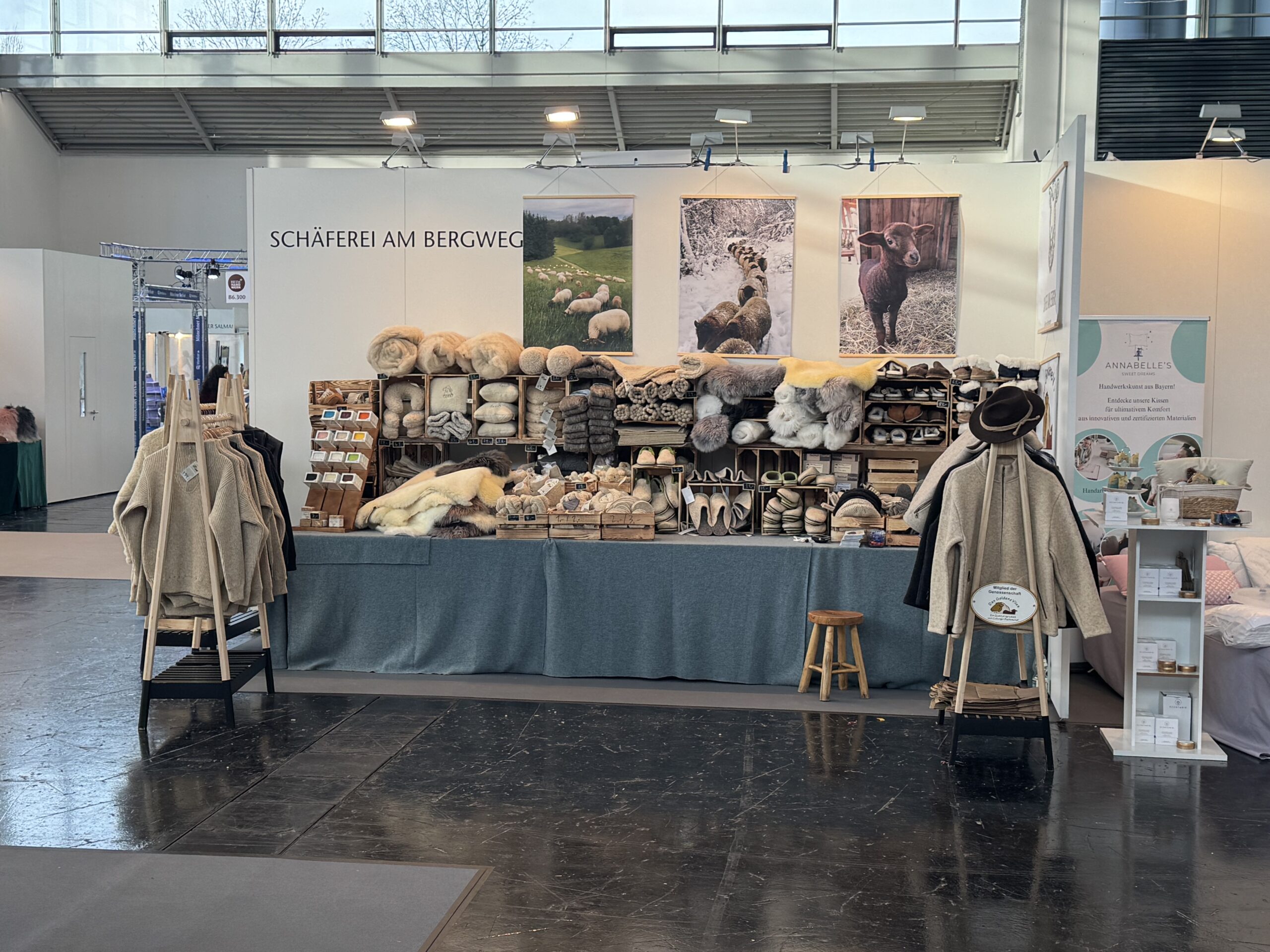 Marktstand der Schäferei am Bergweg mit Naturwaren