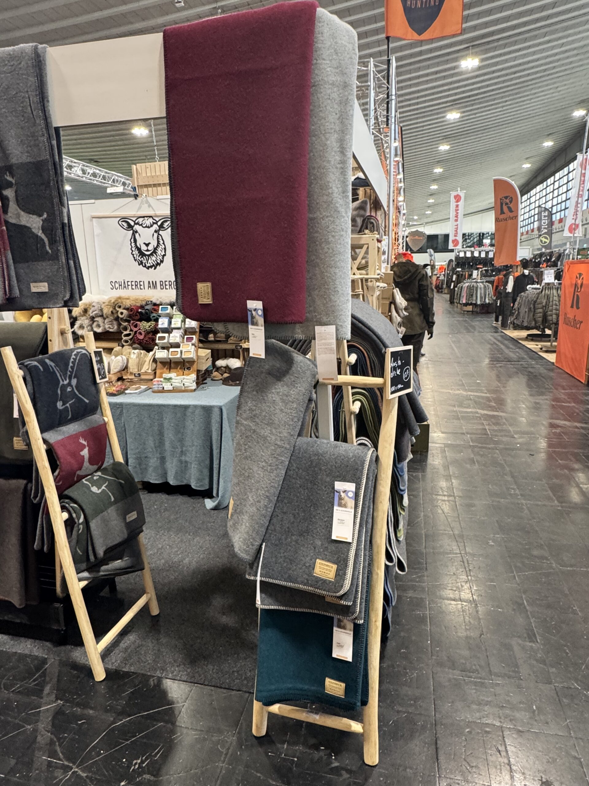 Wolldecken und Naturwaren am Messestand