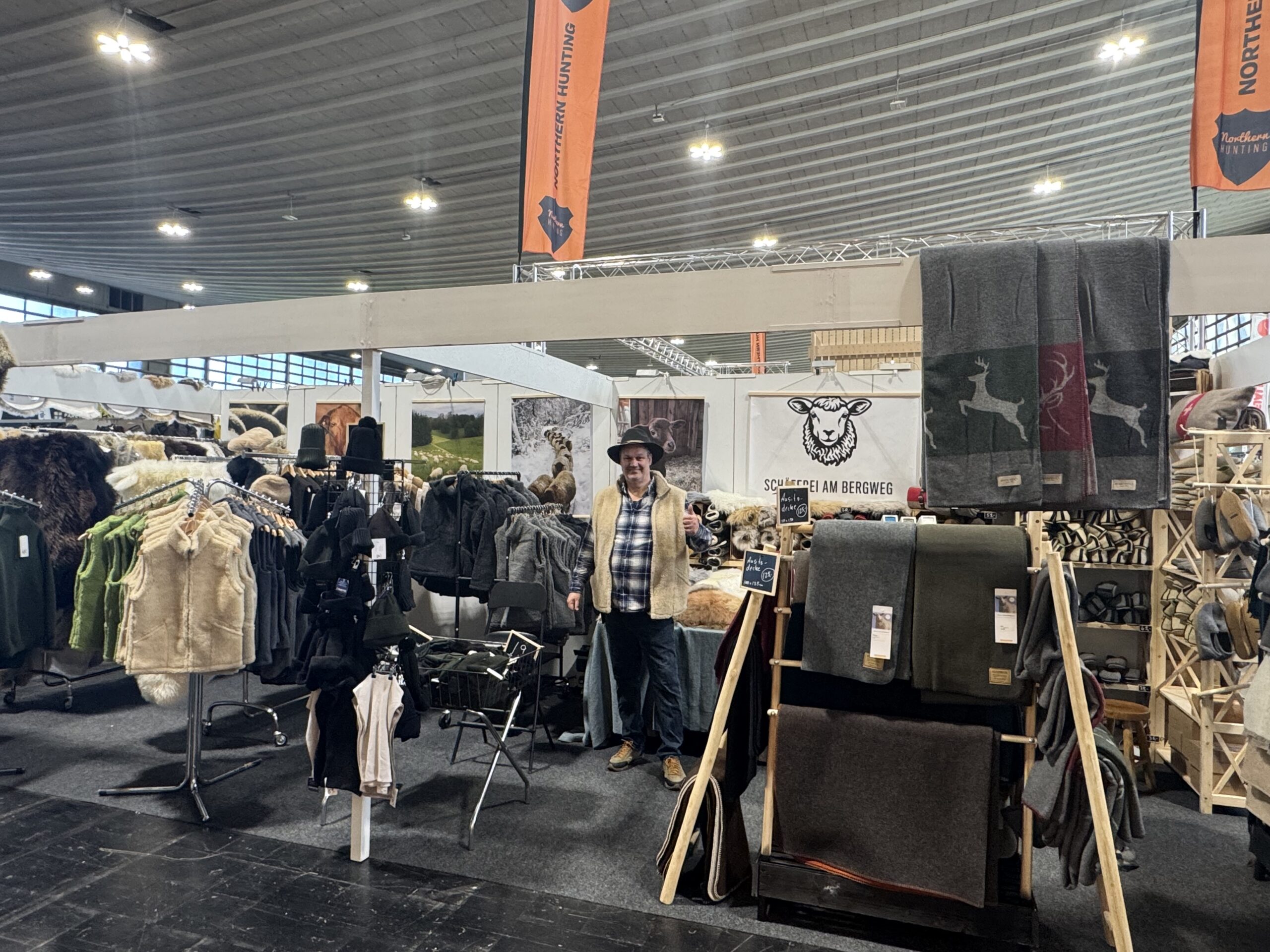 Marktstand mit Wollwaren, Decken und Bekleidung