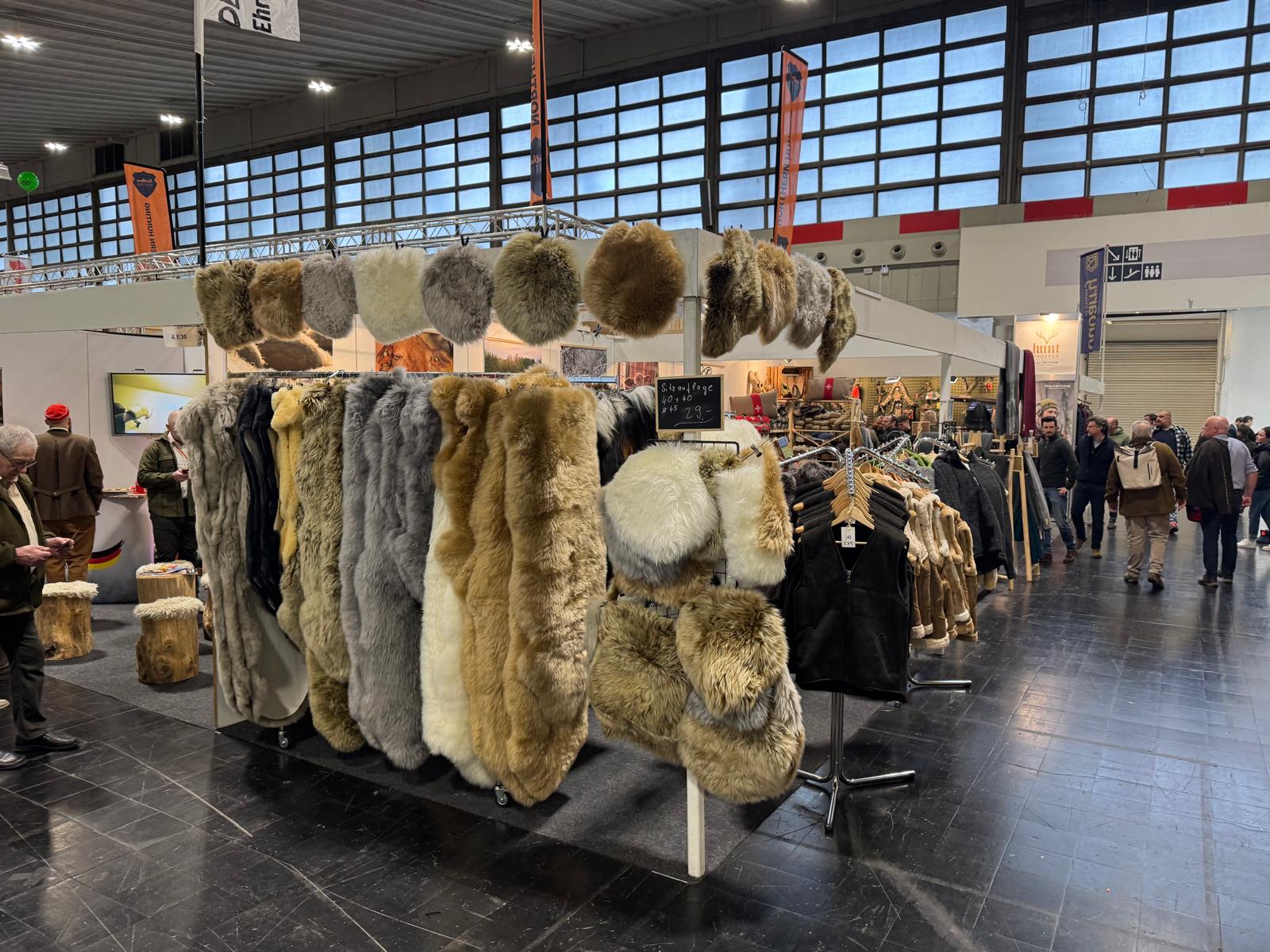 Auswahl an Schaffellen auf einer Messe