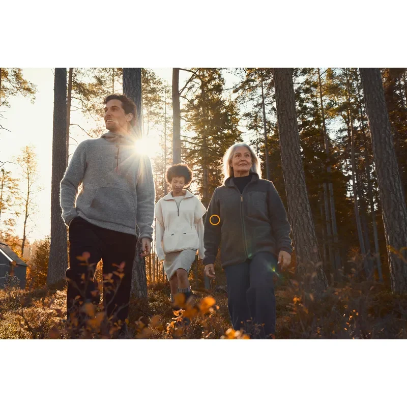 Gruppe in warmer Naturmode im Wald