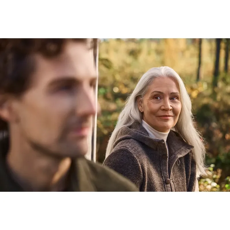 Dame in einem warmen Wollhoodie im Freien