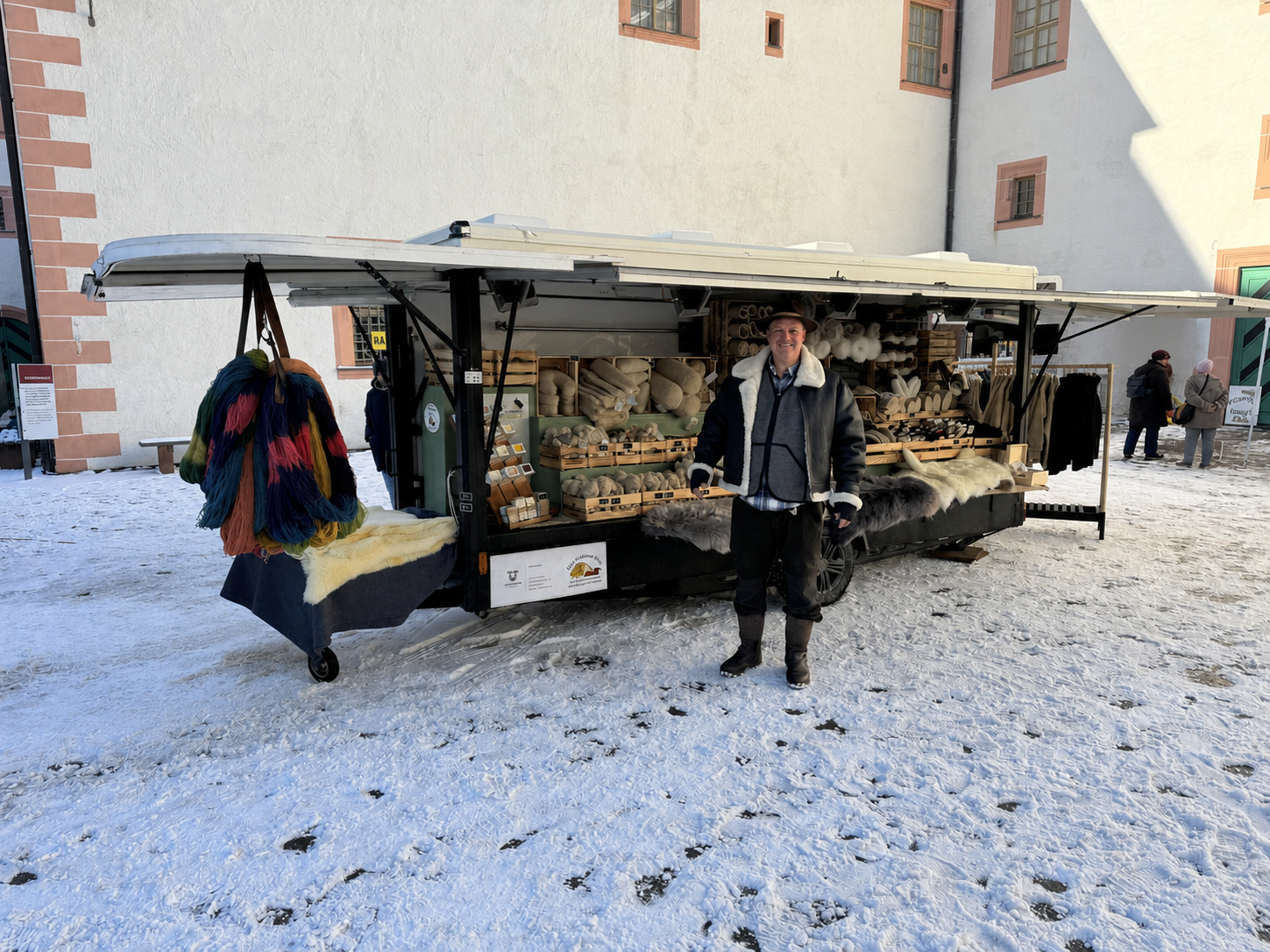 Winterlicher Marktstand der Schäferei am Bergweg
